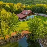Bányahegyi Erdei Nyugalom és Wellness Erdész&vadászház Bed and breakfast