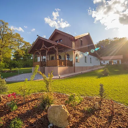Bed & Breakfast Banyahegyi Erdei Nyugalom Es Wellness Erdesz & Vadaszhaz Tardos